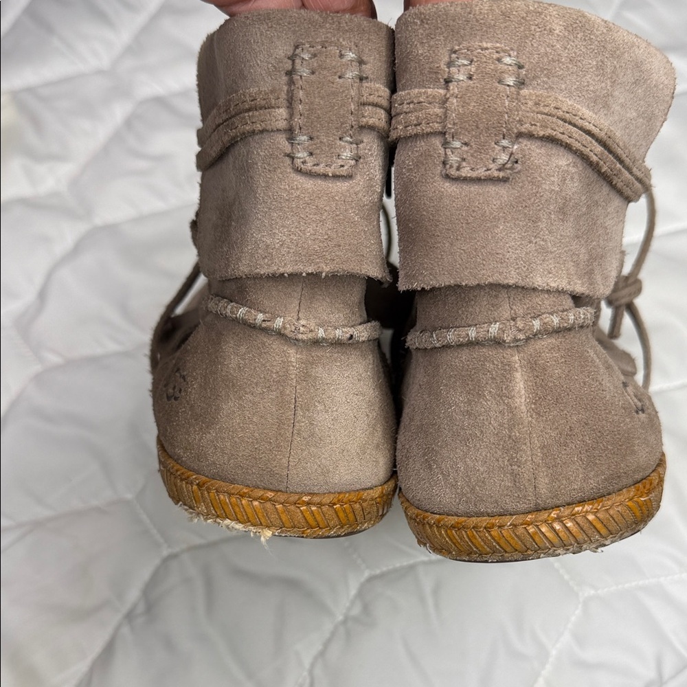 UGG Women’s Suede Reid Boots - Picture 6 of 9
